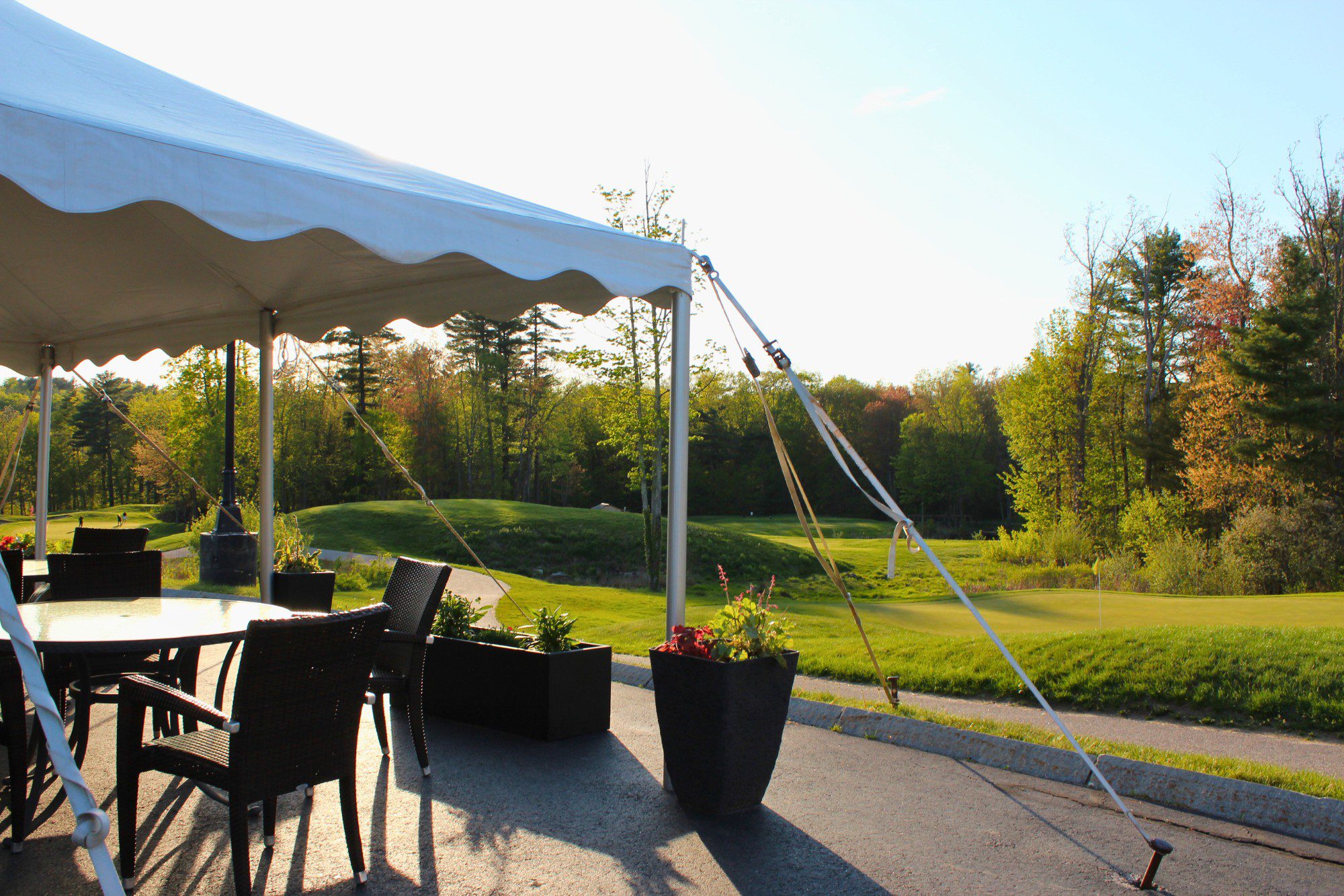 seating area at the links golf course in derry nh