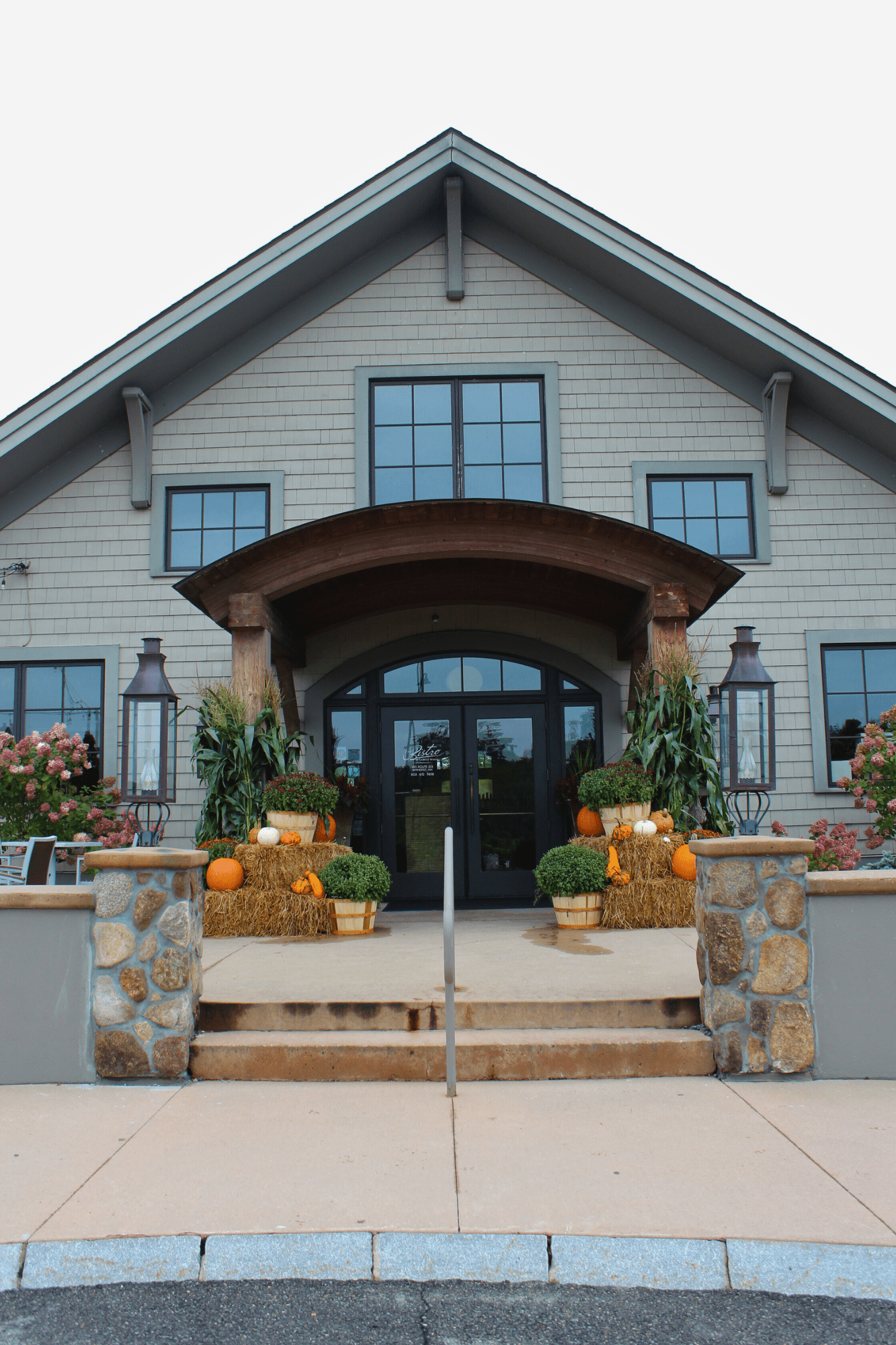 entrance at the bistro labelle winery
