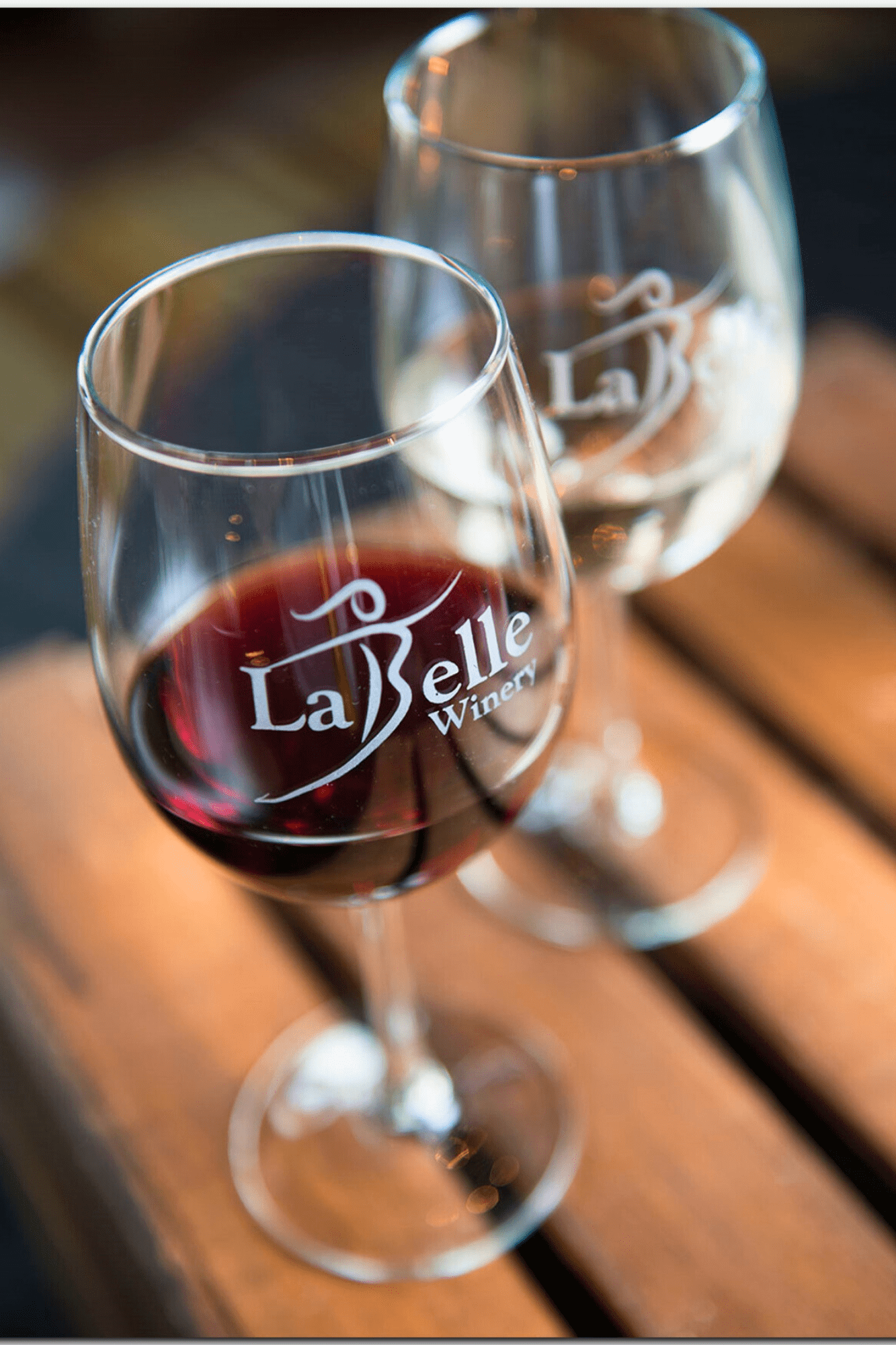 red and white wine at labelle winery the bistro